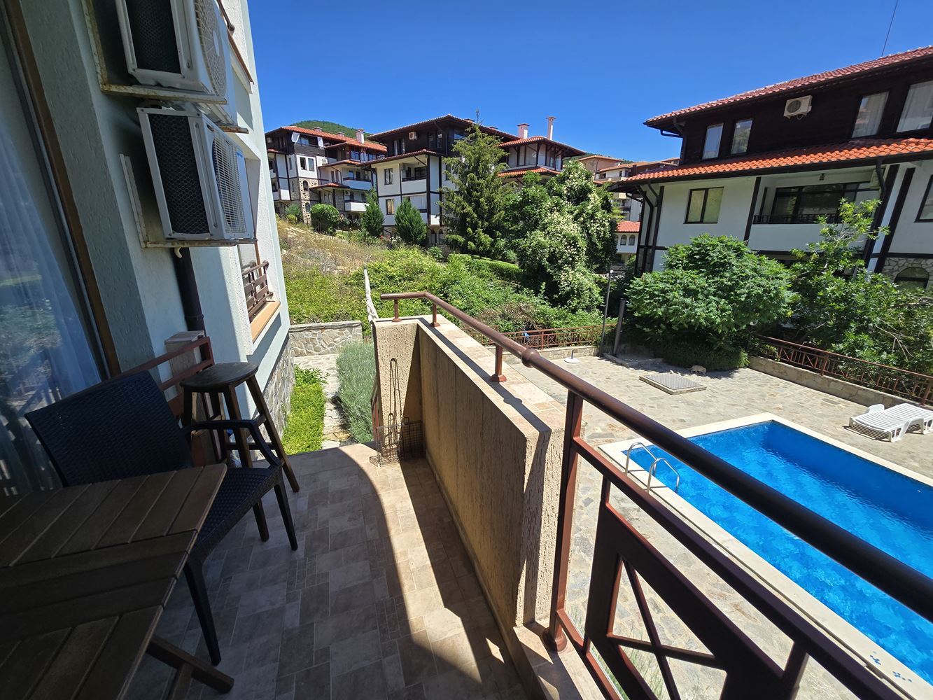 One-bedroom apartment in Sveti Vlas with direct access to the swimming pool – a quiet place for living and relaxation