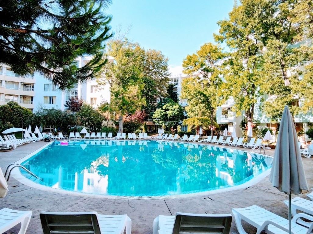 Only 100 meters from the sea! Spacious one-bedroom apartment overlooking the pool in one of the most sought-after complexes in Sunny Beach