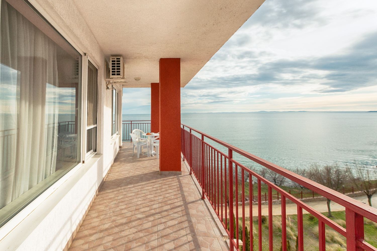 Stylish two-bedroom apartment on the first line with direct sea view in Sveti Vlas – space, luxury and full amenities