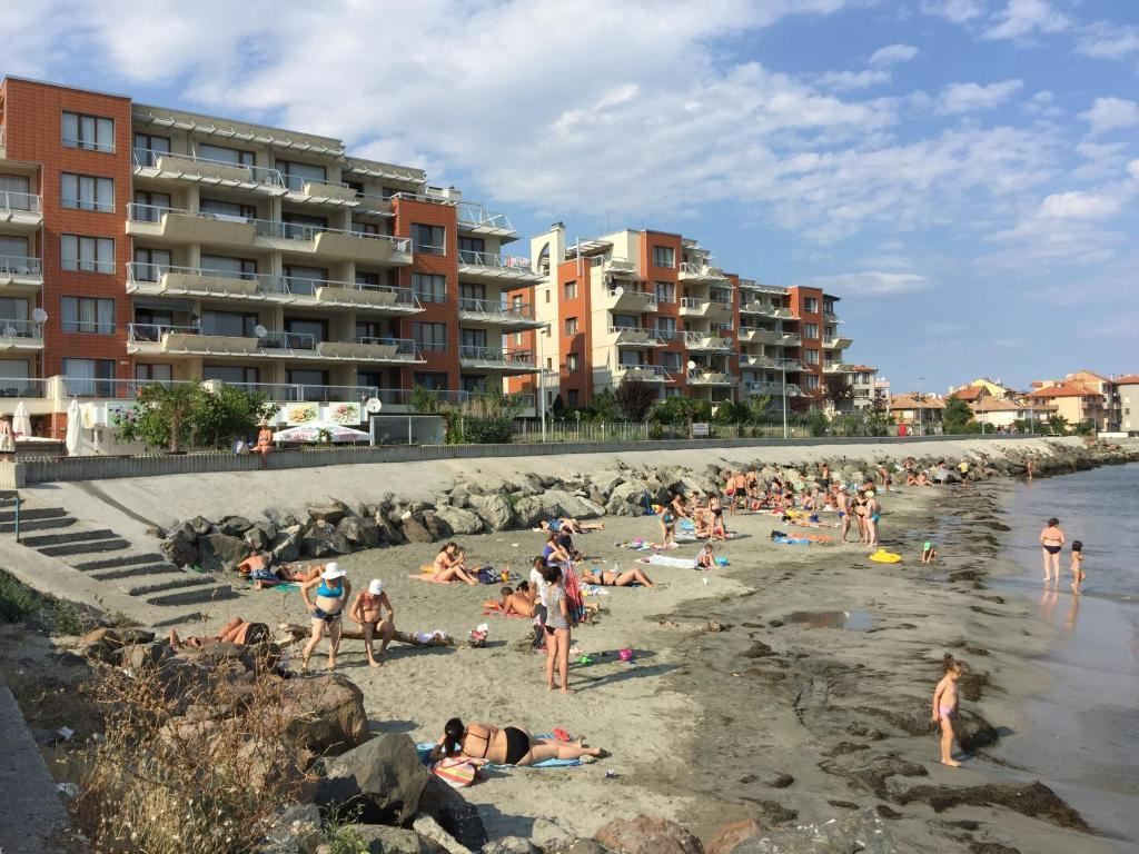 Three-room apartment on the first line with frontal sea view in Pomorie. With underground parking space!