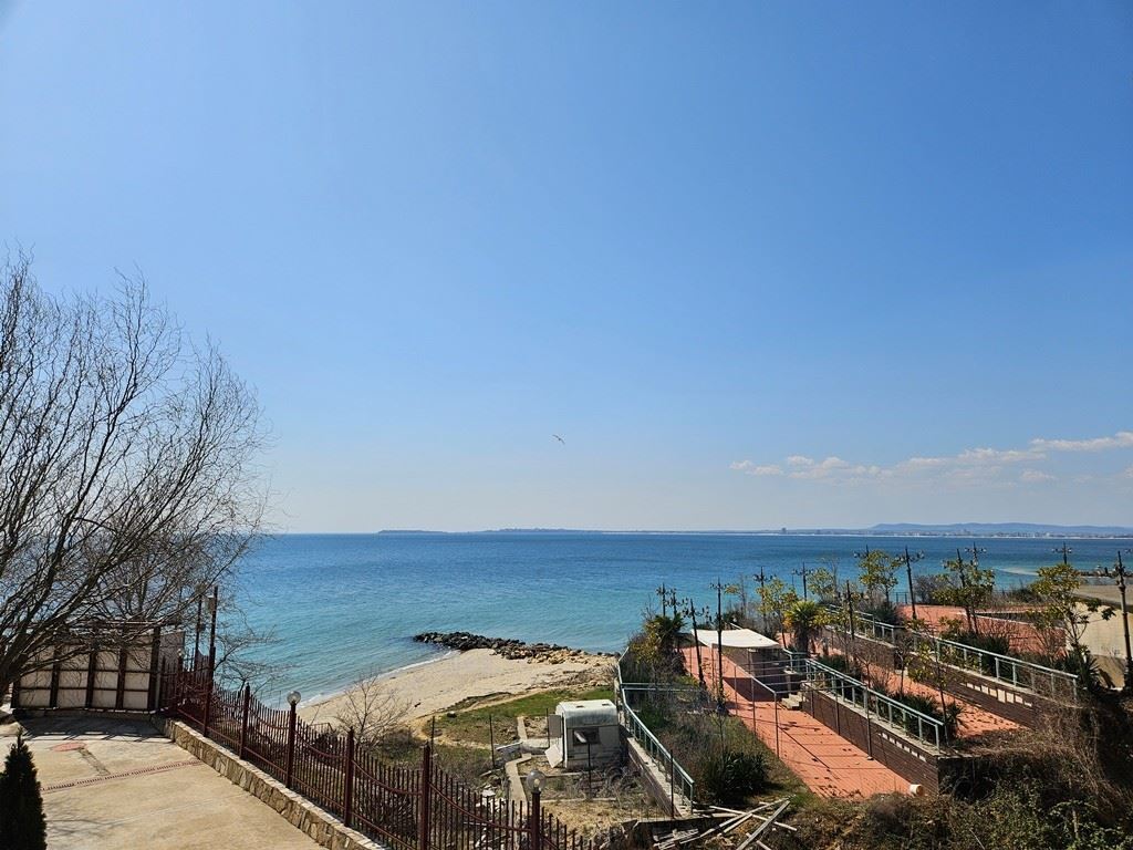 Sveti Vlas, beachfront – panoramic one-bedroom apartment with sea view from every room