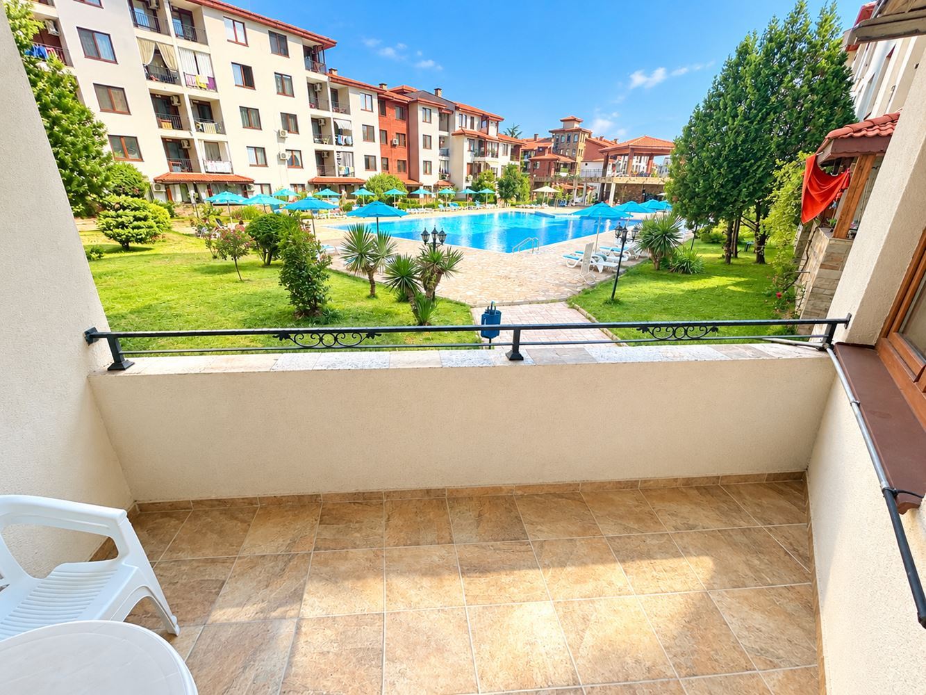 Spacious three-room apartment with pool view and excellent amenities in Nessebar