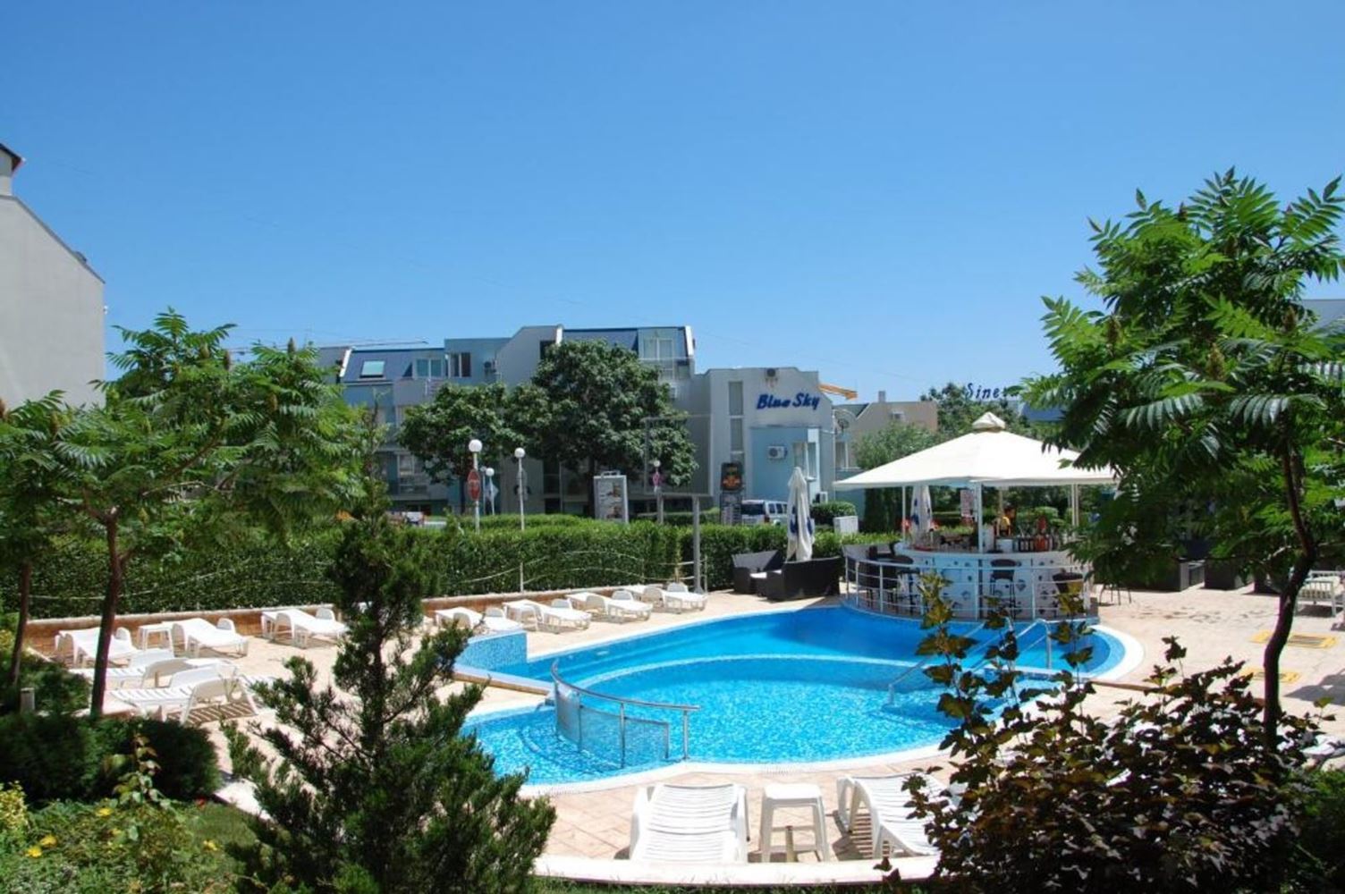 Spacious studio with pool view in a quiet complex in Sveti Vlas – comfort and coziness by the sea