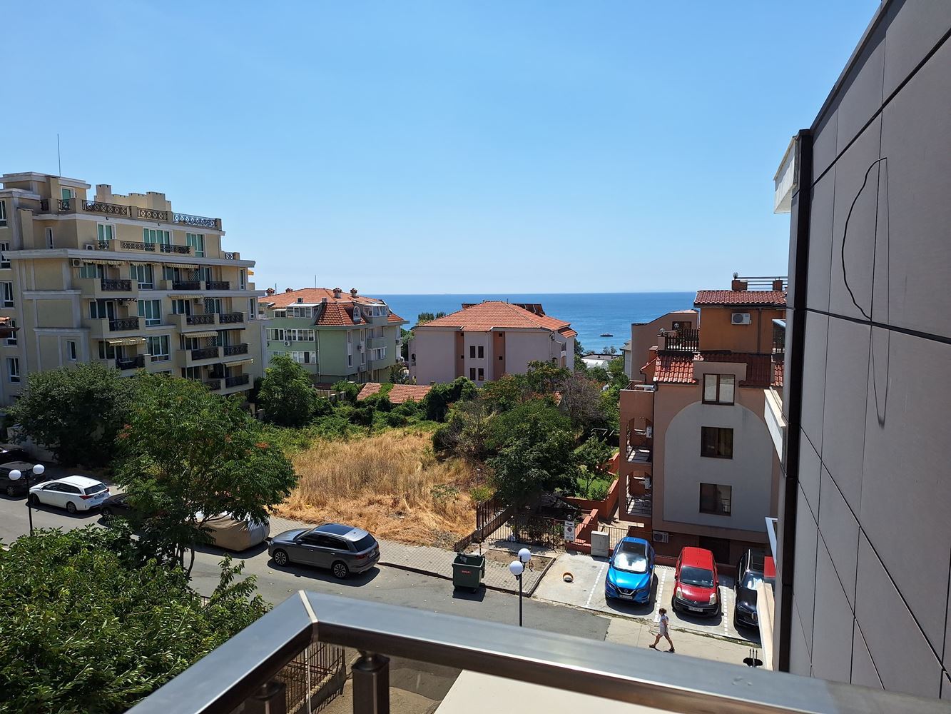 Spacious two-bedroom apartment with parking space only 200 meters from the sea in Sveti Vlas