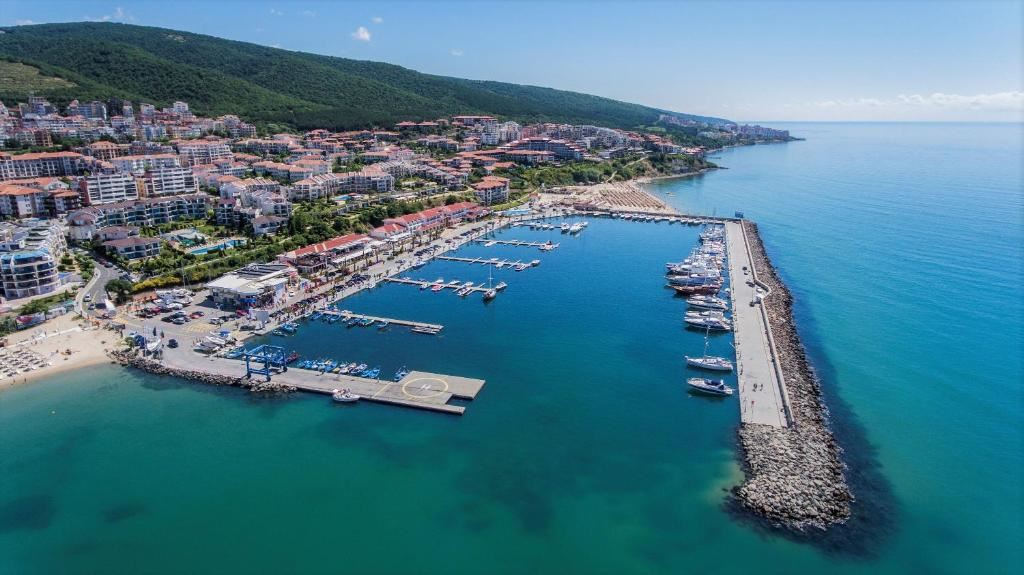 One-Bedroom Apartment with Direct Sea View in Sveti Vlas – Comfort, Tranquility and Resort Lifestyle
