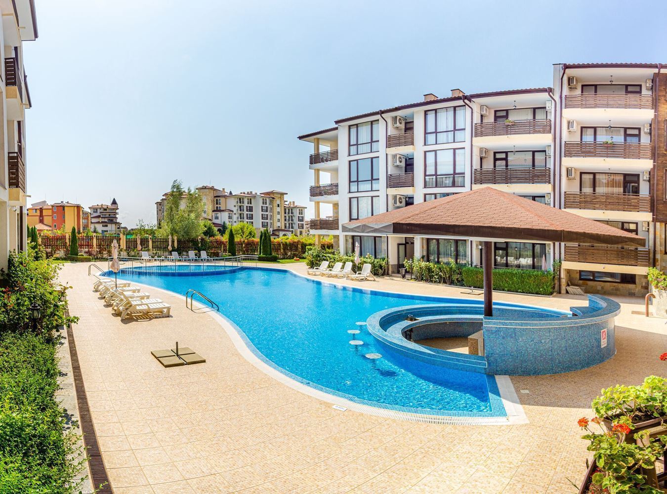 Spacious three-room apartment in Nessebar – fully furnished, in a quiet and fast-developing area near the sea