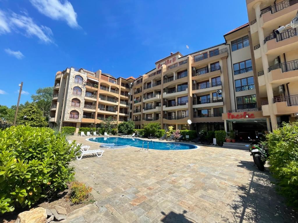 Comfortable One-Bedroom Apartment in a Complex in Sunny Beach with a Swimming Pool and Year-Round Maintenance