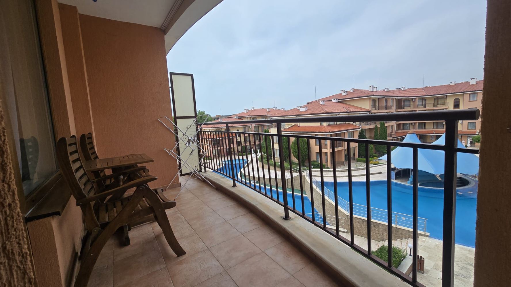 One-Bedroom Apartment with Pool View in Sveti Vlas – Just Steps from the Sea
