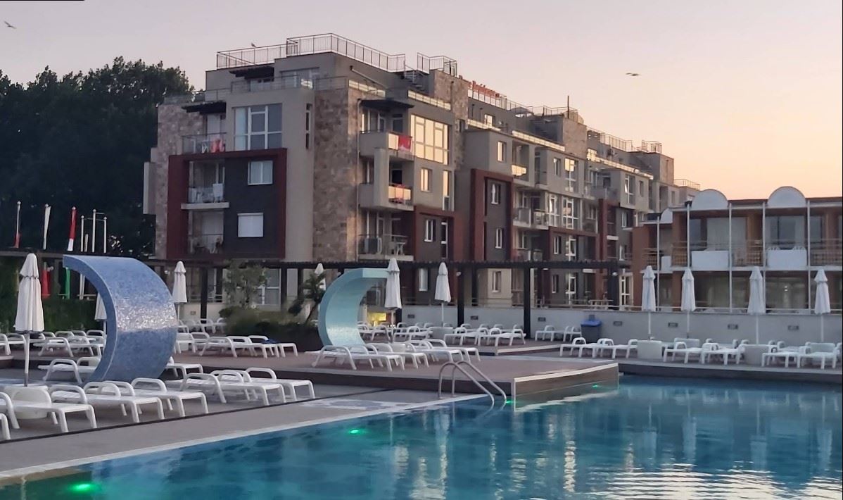 Spacious one-bedroom apartment 50 meters from the beach in Sunny Beach – excellent location and comfort in a gated complex
