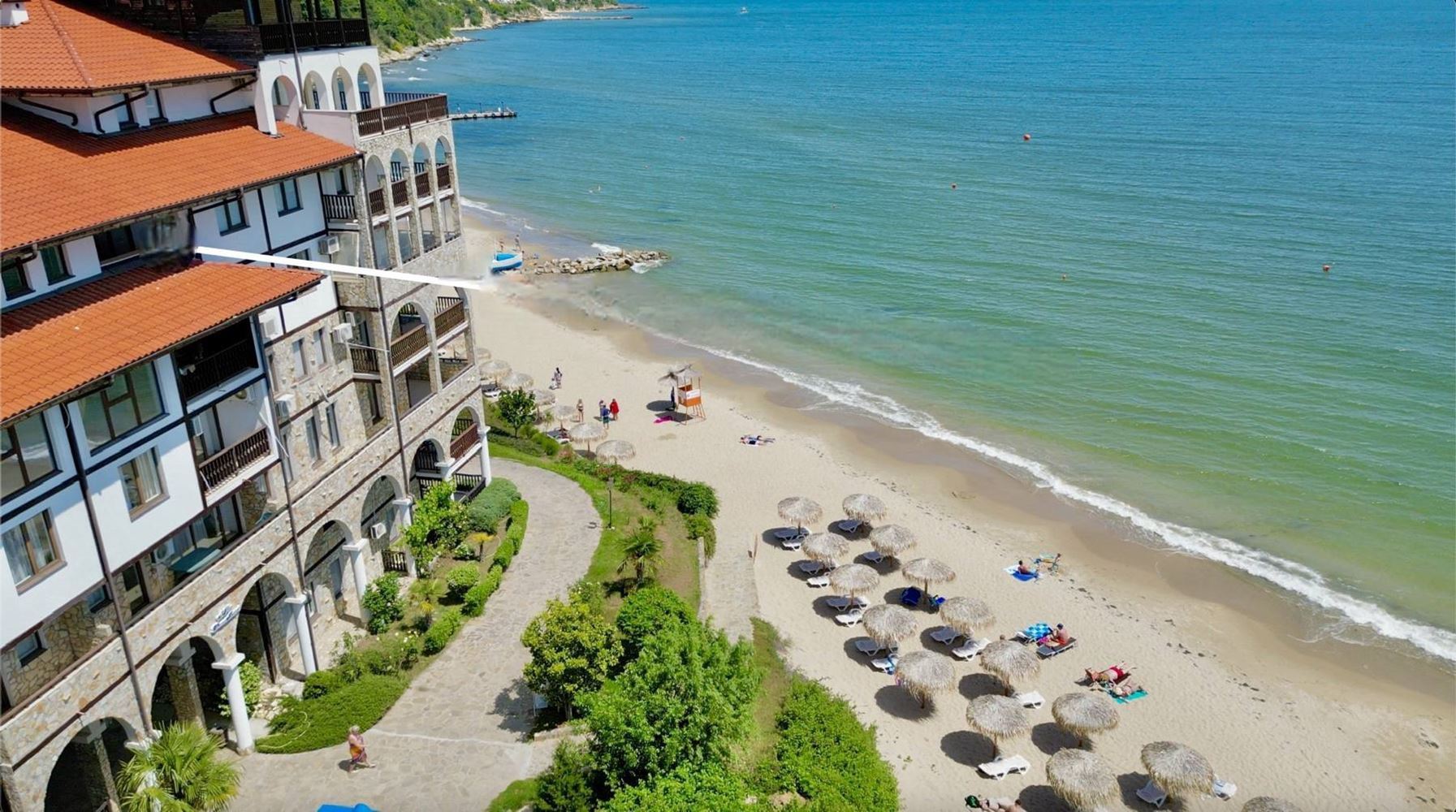 Luxury and tranquility on the first sea line in Sveti Vlas – spacious one-bedroom apartment with pool view