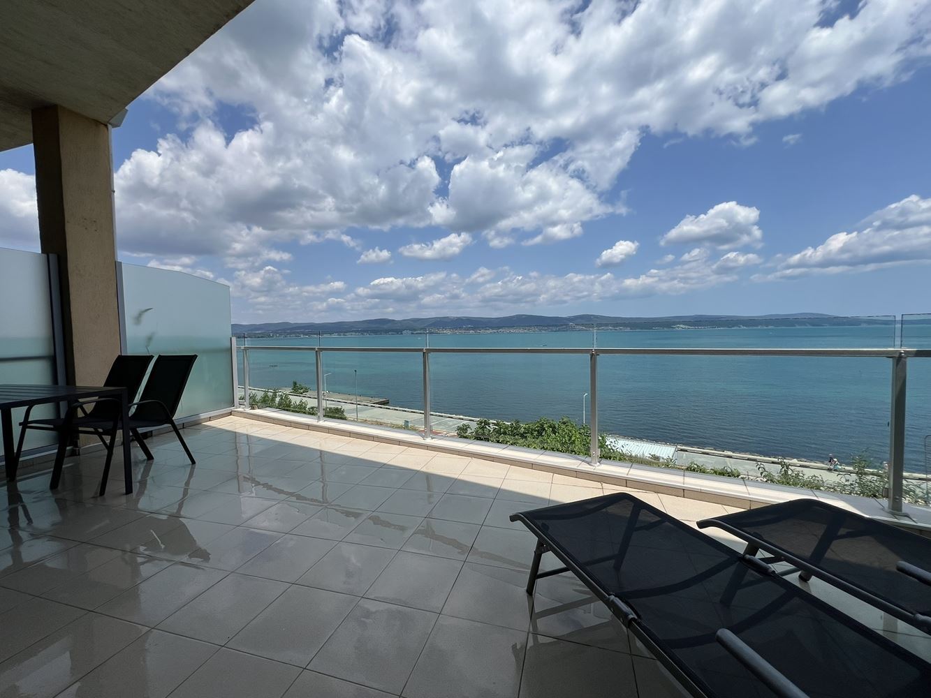 One-bedroom apartment on the first line with sea view in Nessebar, 500 m from the Old Town