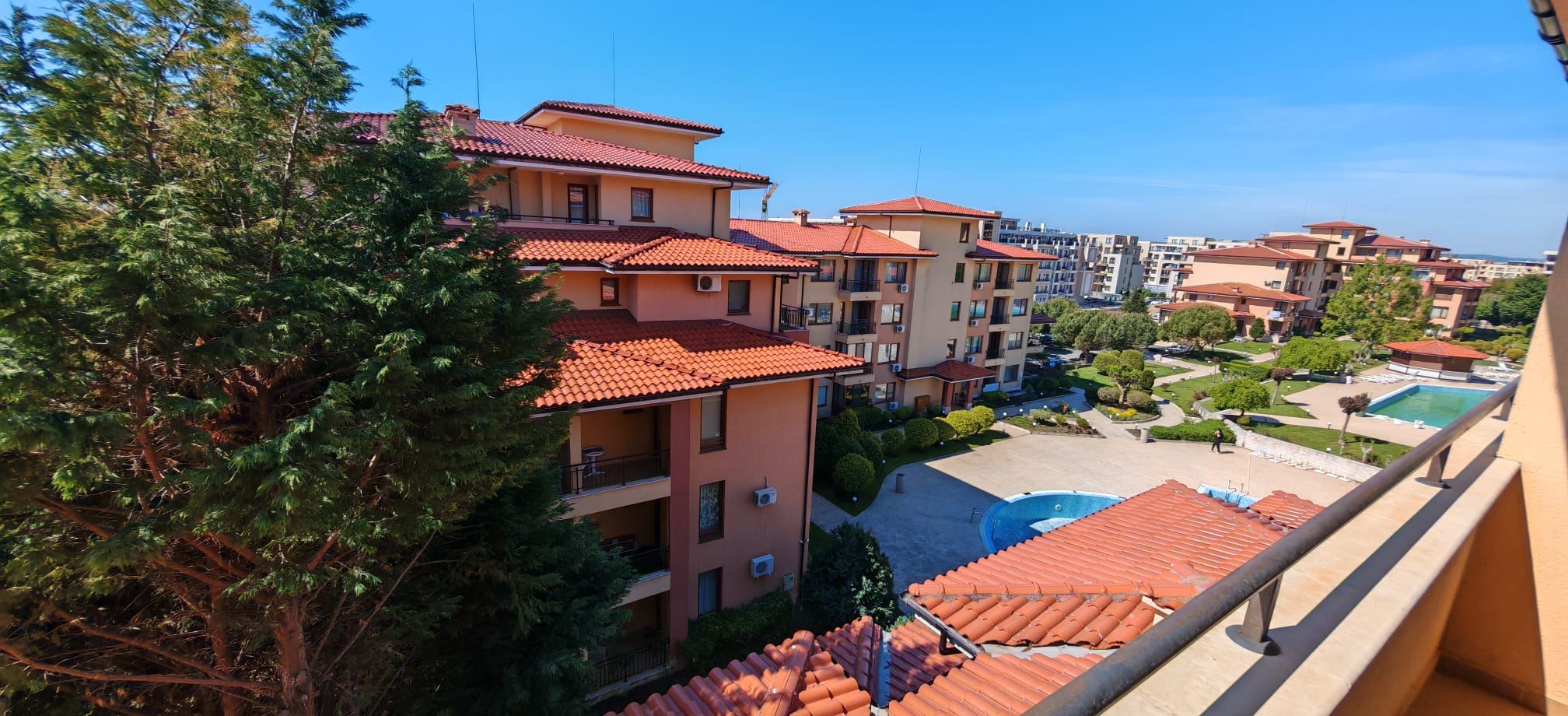 Furnished one-bedroom apartment with partial sea view and excellent infrastructure