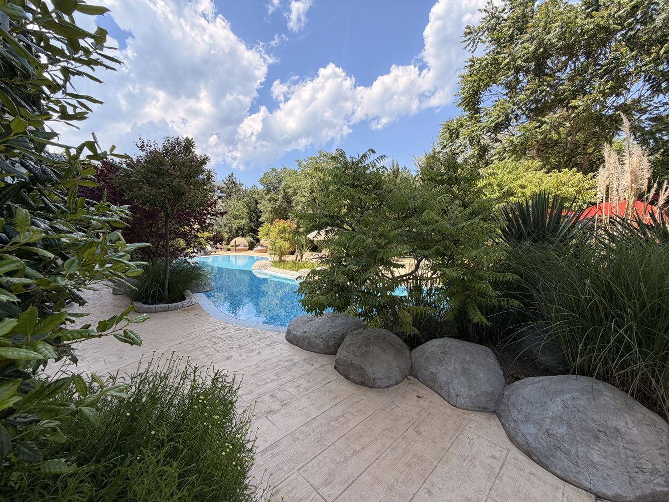 One-Bedroom Apartment with a View of the Park and Swimming Pool in a Prestigious Complex in Sunny Beach