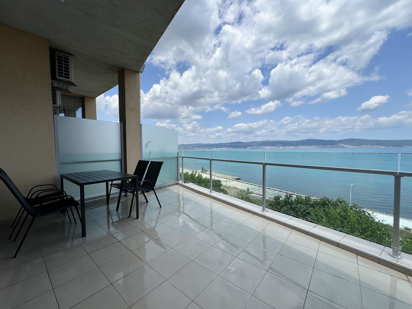 One-bedroom apartment on the first line with sea view in Nessebar, 500 m from the Old Town
