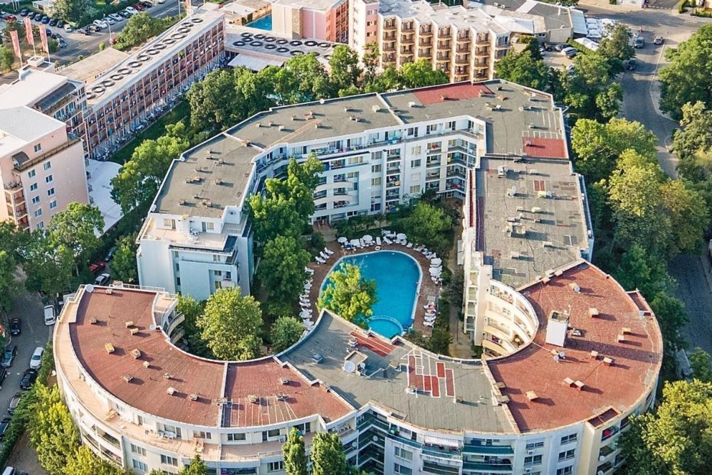 The Perfect Holiday Investment with an Excellent Location – Spacious Apartment 100 Metres from the Sea