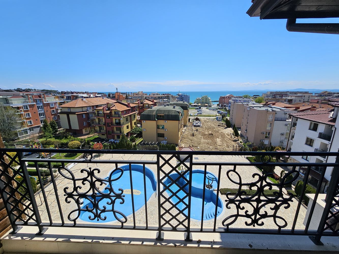 Three-room apartment with sea view – top floor with two terraces in a complex in Nessebar