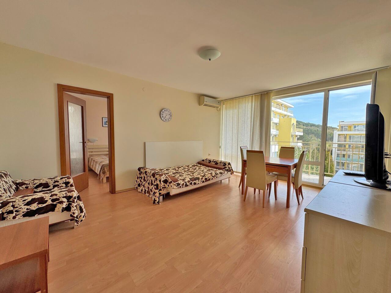 One-bedroom apartment with sea panorama and pool view in a prestigious complex in Sveti Vlas