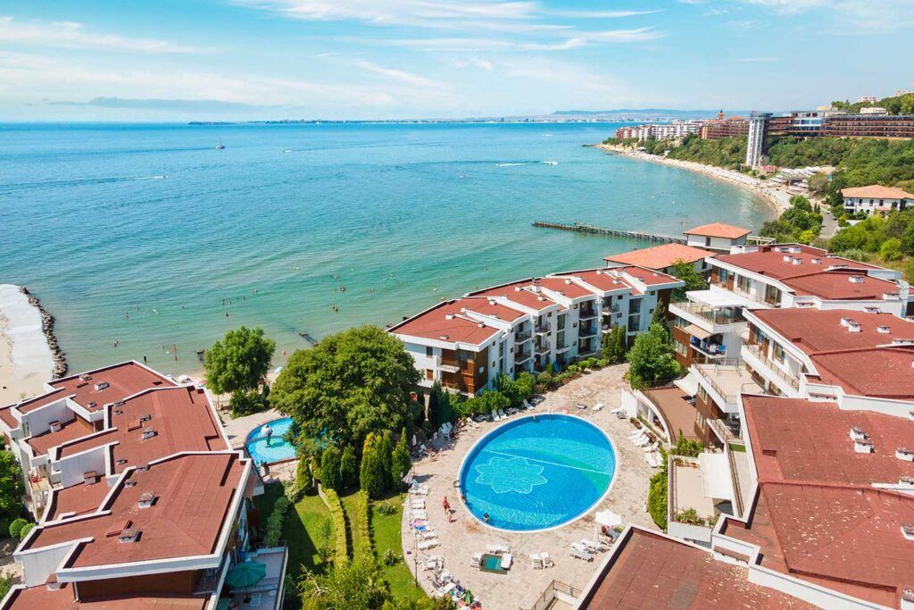 Elenite: spacious two-bedroom apartment on the first line with sea view