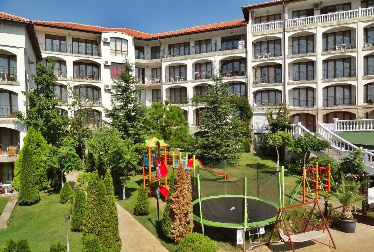 One-bedroom apartment with direct access to the pool in a complex in Sveti Vlas