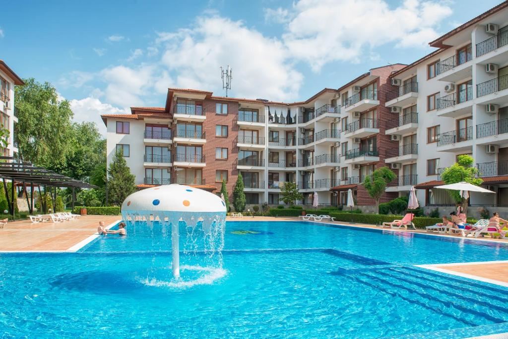 Spacious ground-floor studio with large terrace and potential for a one-bedroom apartment – security and comfort in Nessebar