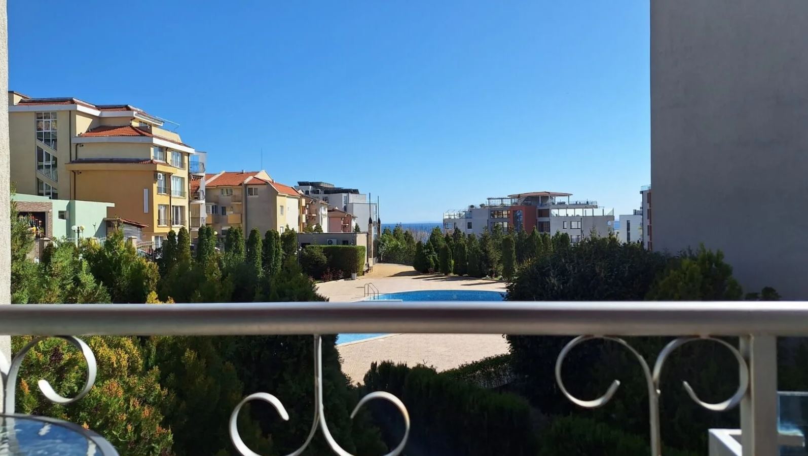 One-Bedroom Apartment on the First Sea Line in Sveti Vlas – Cozy Property with Pool and Sea View