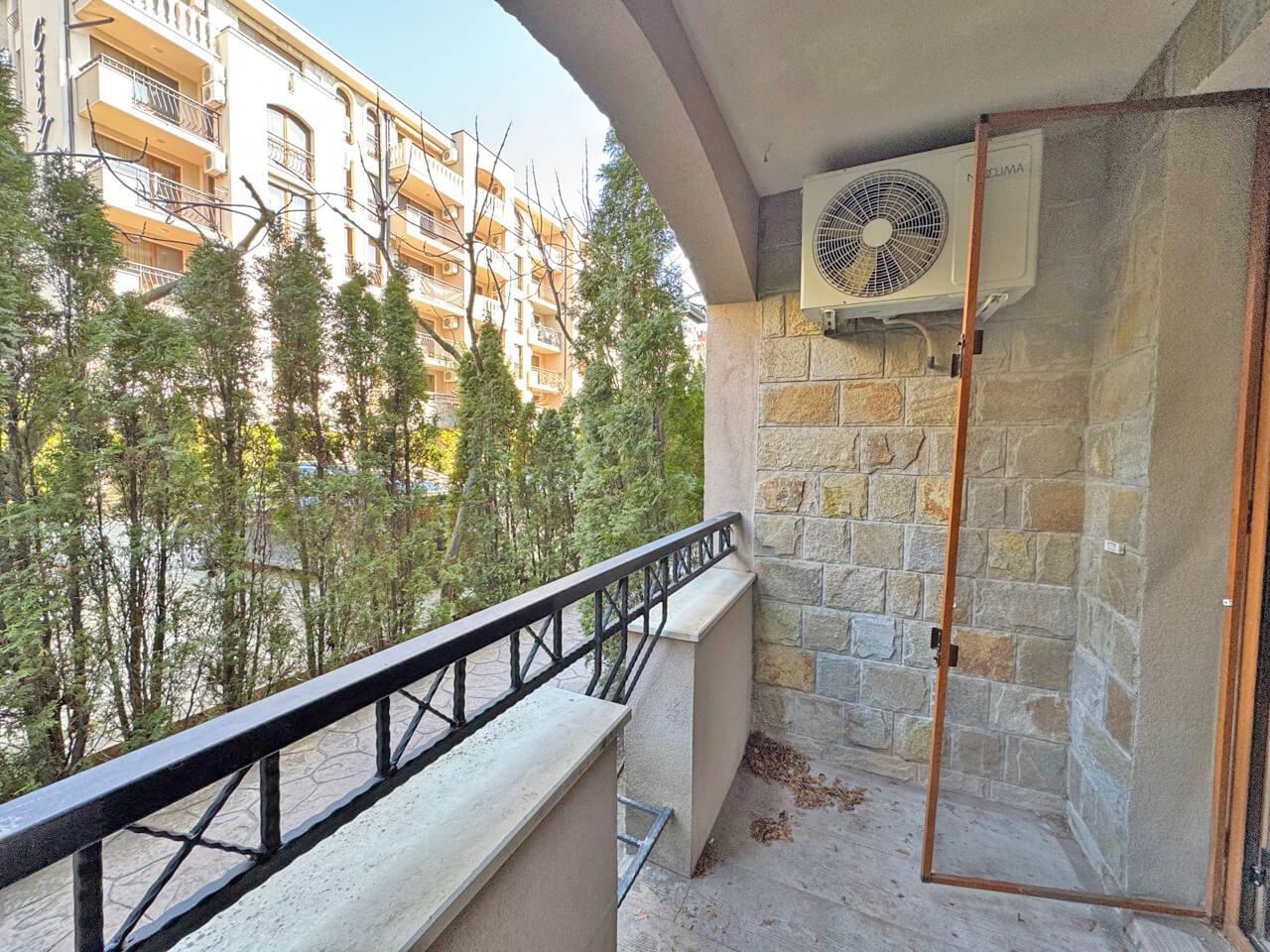 Perfect One-Bedroom Apartment with Direct Access to a Garden in a Luxury Complex with Excellent Amenities