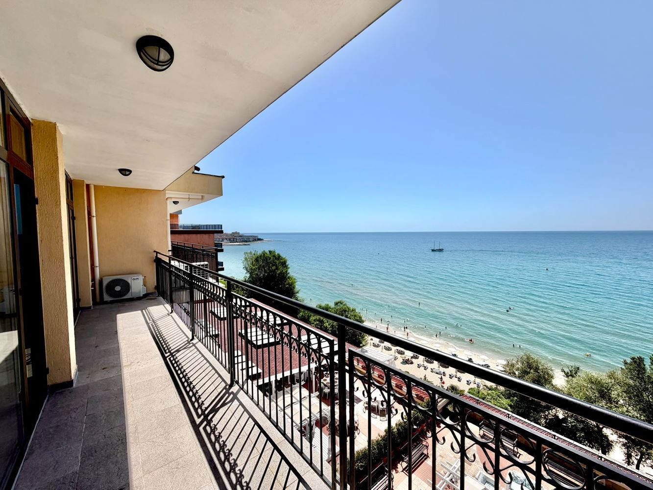 One-bedroom apartment with panoramic sea view on the first line in Sveti Vlas