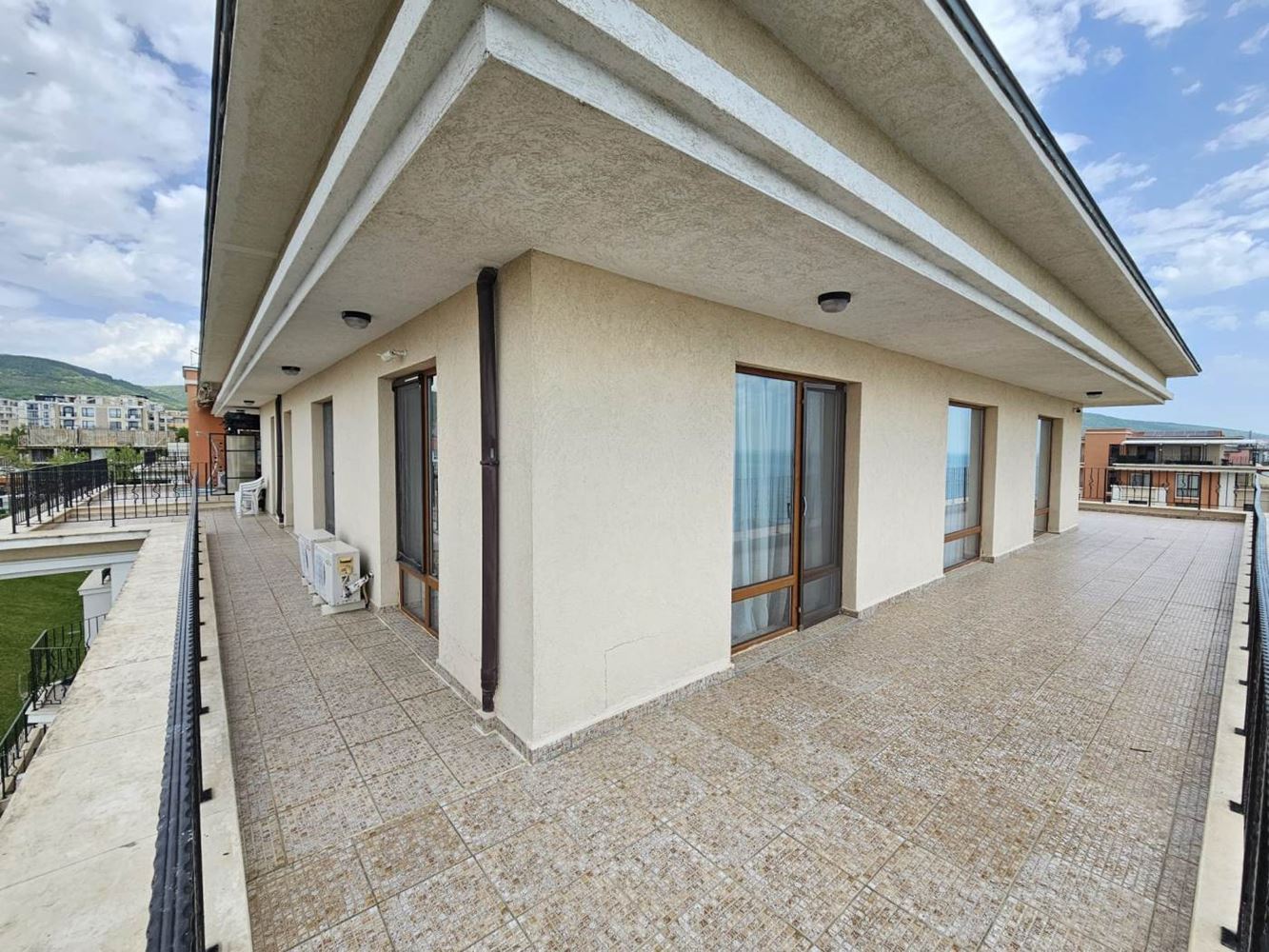 Sveti Vlas – three-bedroom apartment with direct panoramic sea view in a first-line complex