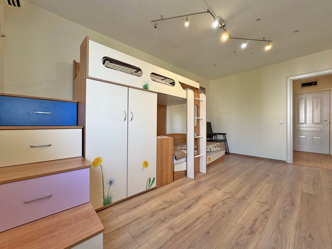 Two-bedroom apartment in a luxury complex on the first line in Sveti Vlas