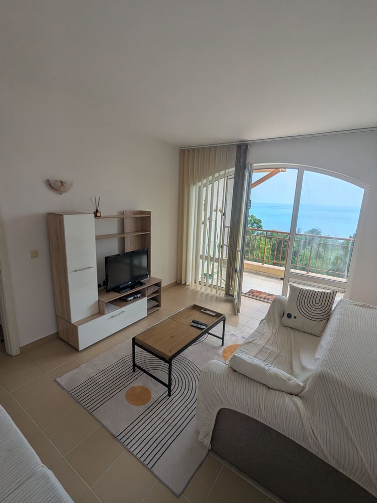 Spacious apartment with two bedrooms and frontal sea panorama in a residential complex in Ravda