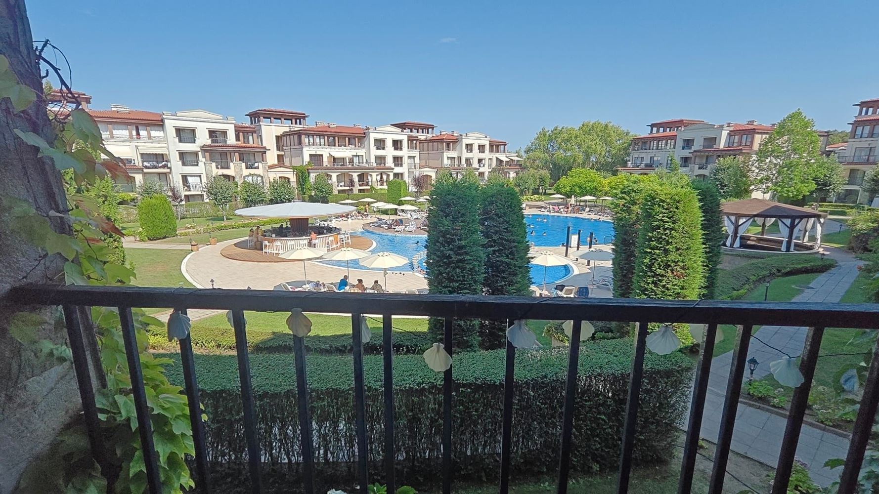 Apartment with two bedrooms, spacious veranda and greenery in a luxury complex in Kavatsi, Sozopol