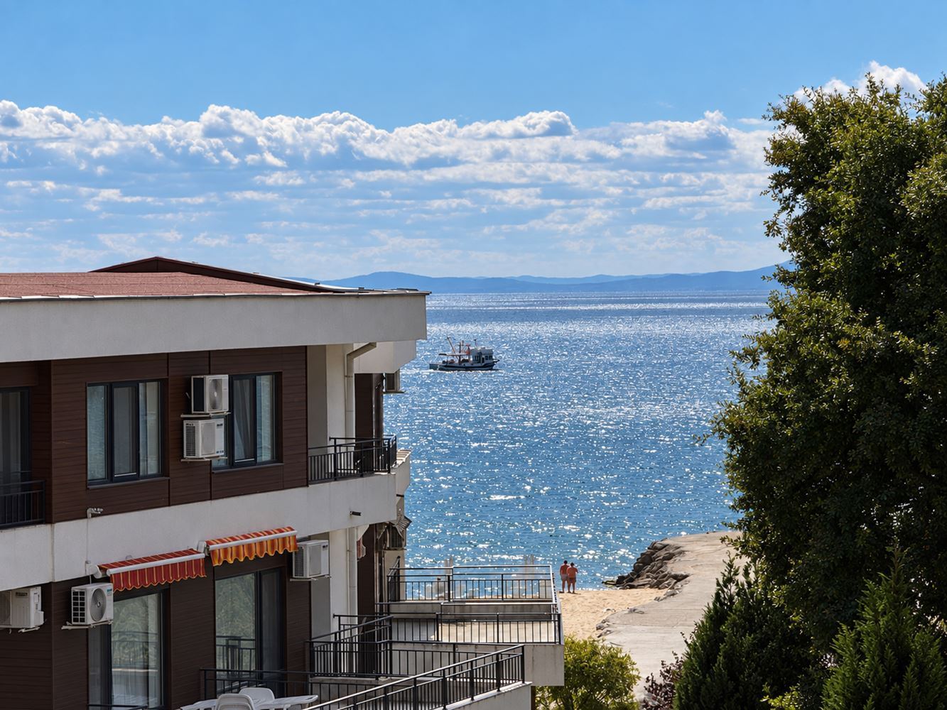 Elenite: spacious two-bedroom apartment on the first line with sea view