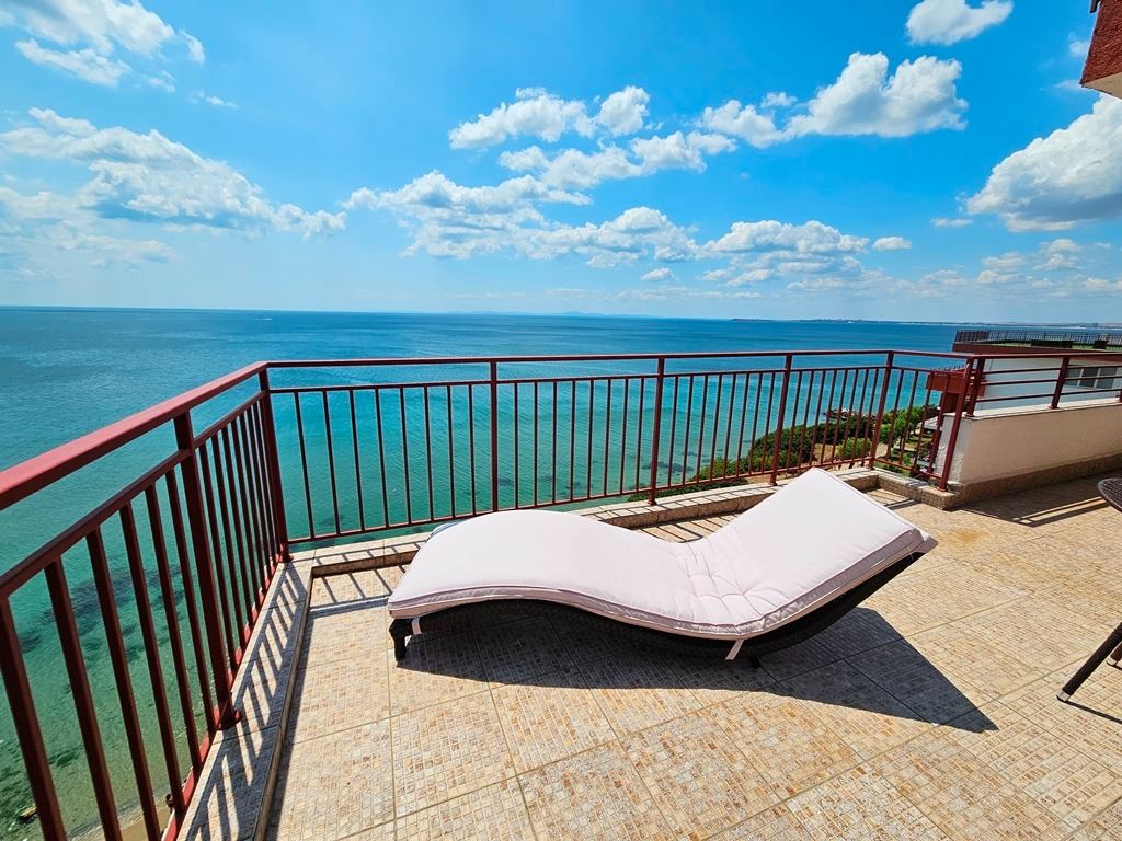 Luxury panoramic apartment on the first line of the sea with two bedrooms and an enormous terrace