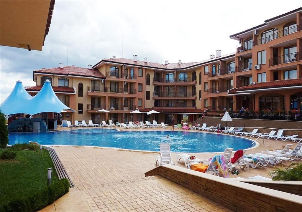 Spacious two-bedroom apartment with pool view and excellent amenities in the complex