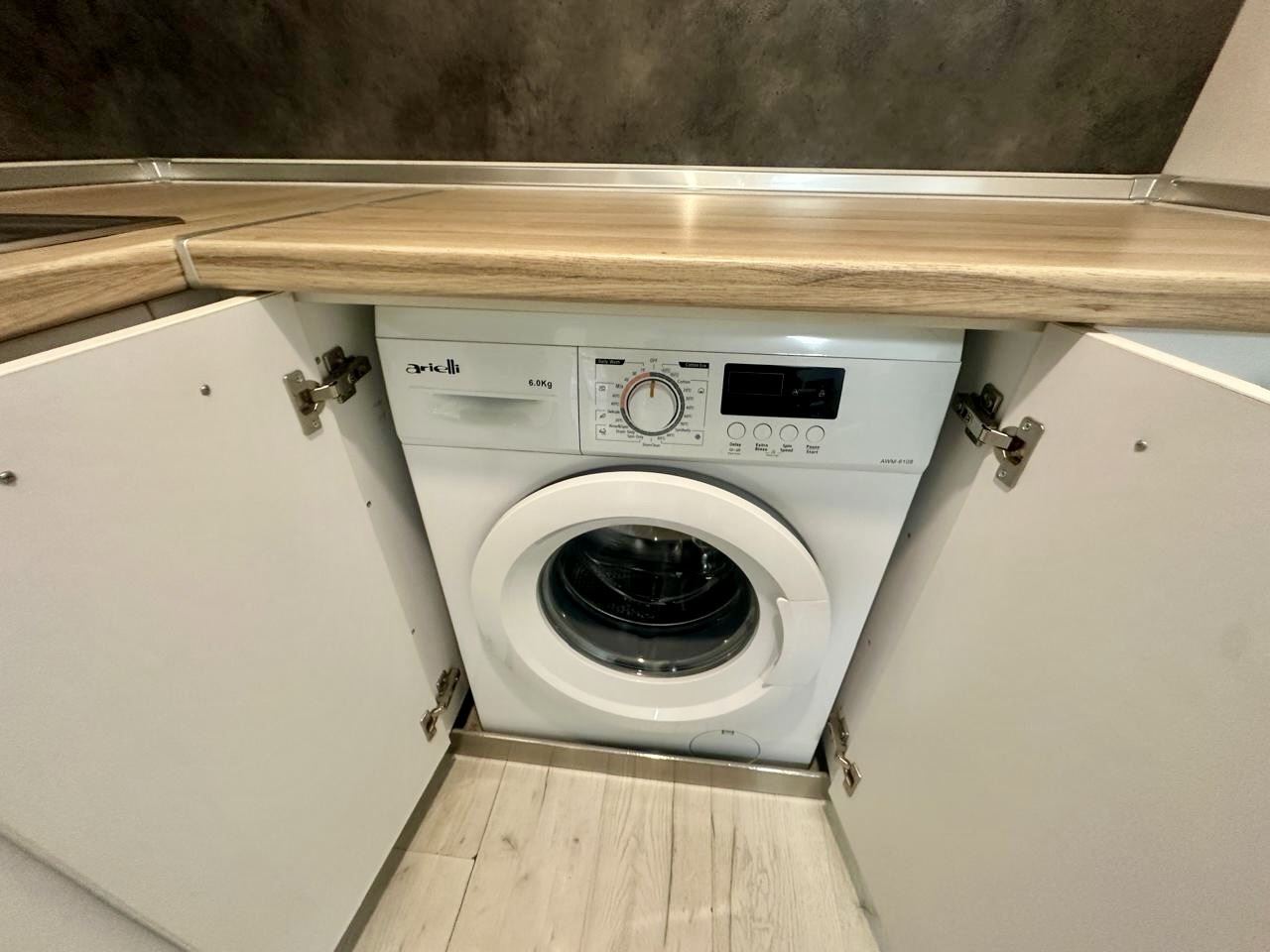 Spacious ground-floor studio with terrace and potential for a one-bedroom apartment – only 300 m from the sea