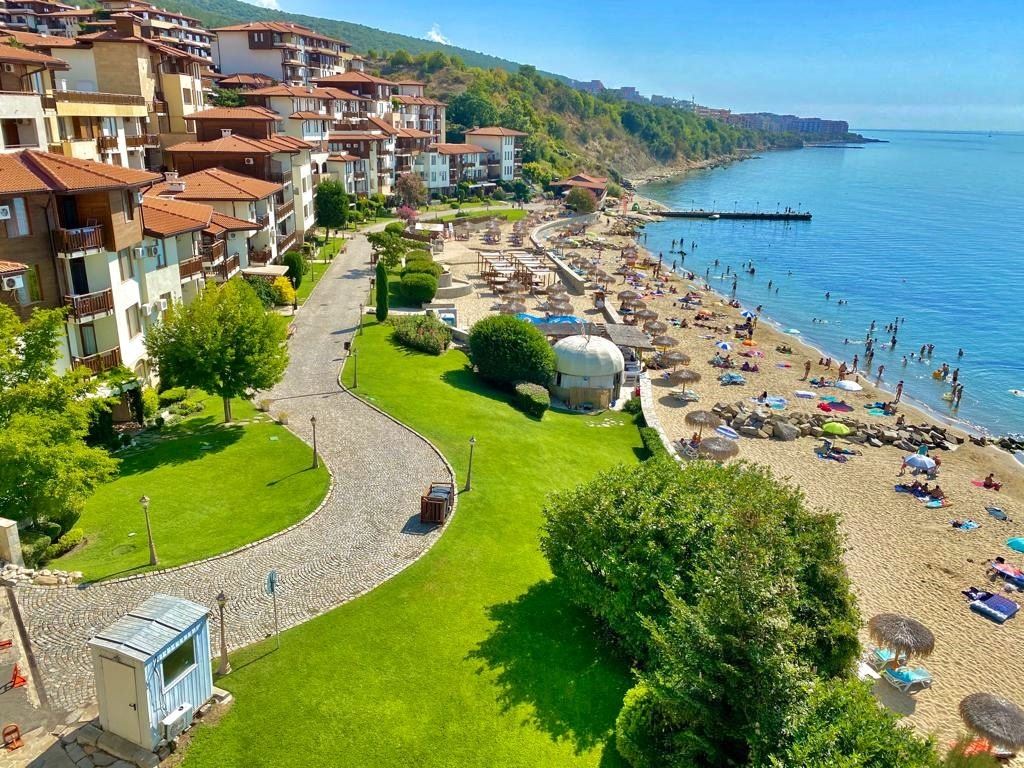One-Bedroom Apartment on the First Line in a Premium Complex in Sveti Vlas