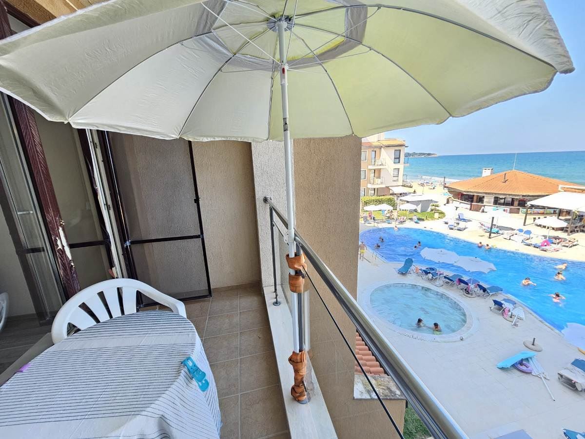 Luxury three-bedroom apartment on the beachfront in Obzor – panoramic sea and mountain views