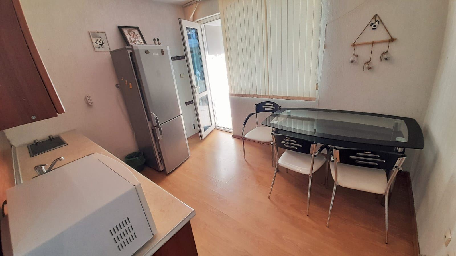 Spacious Studio with Enclosed Terrace and Additional Room – Quiet Location 500 m from the Beach