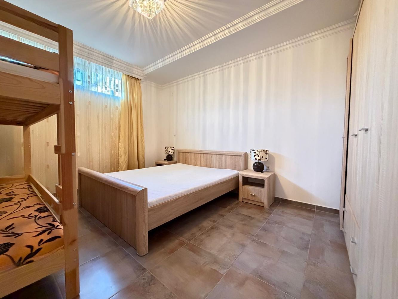 Comfortable One-Bedroom Apartment with Direct Pool Access – Ideal for Living and Investment