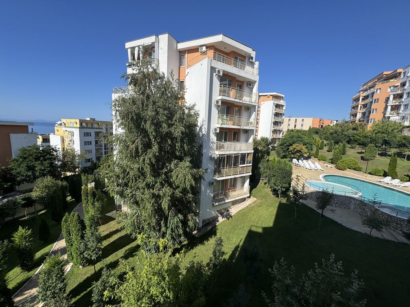 Spacious studio in Sveti Vlas with beautiful pool view – excellent investment by the sea