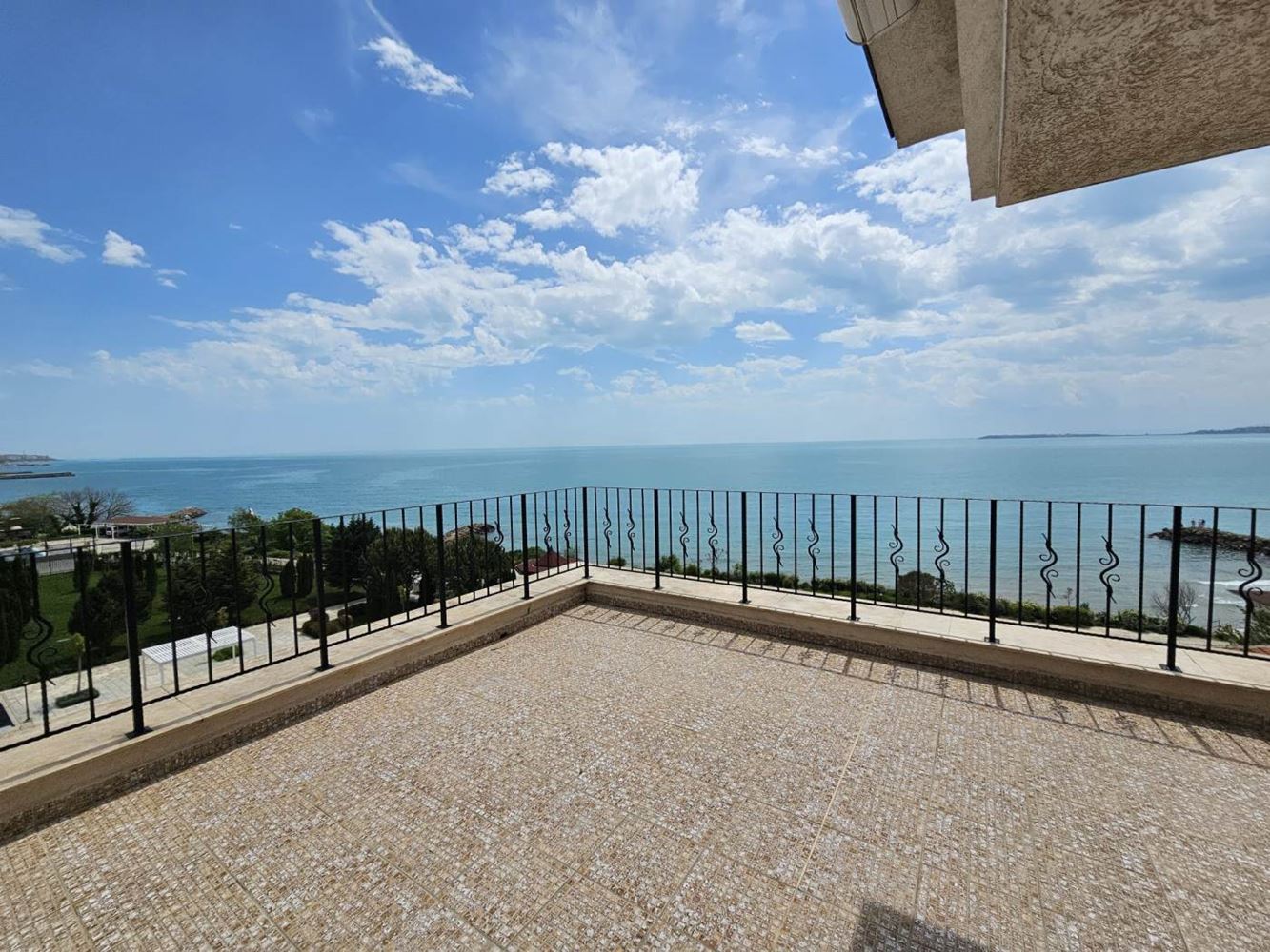 Sveti Vlas – three-bedroom apartment with direct panoramic sea view in a first-line complex