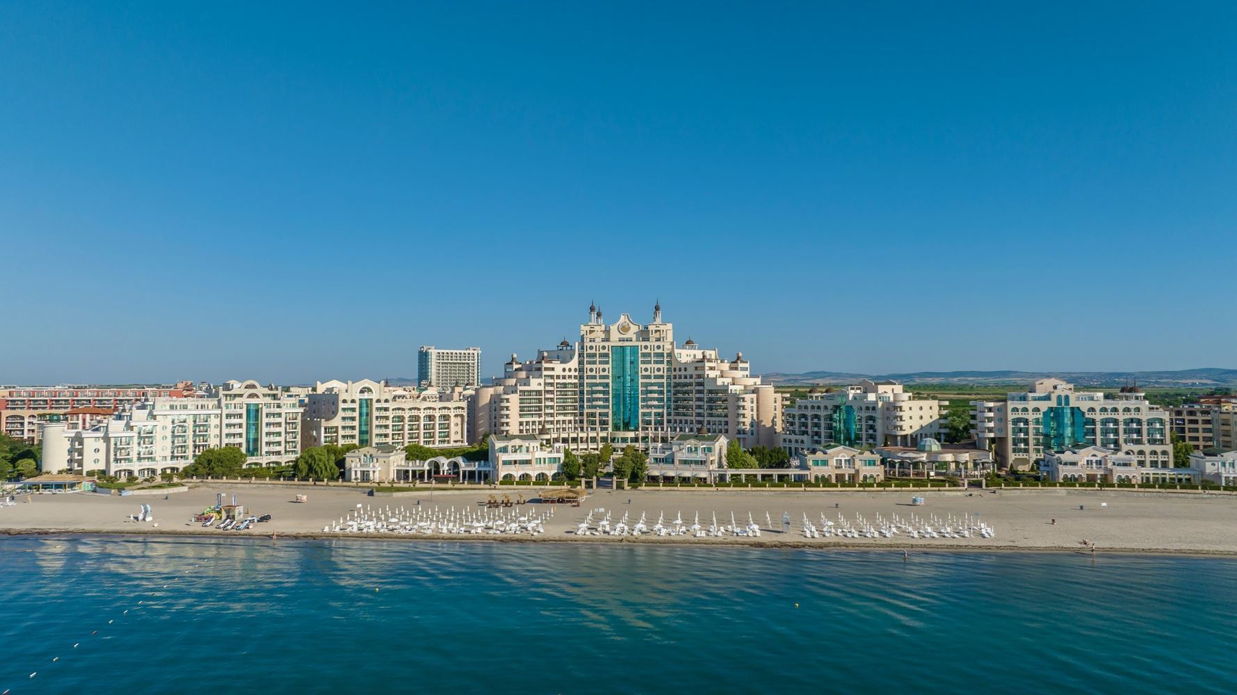 Luxury One-Bedroom Apartment on the First Sea Line in Pomorie – Surrounded by Greenery and Water Attractions
