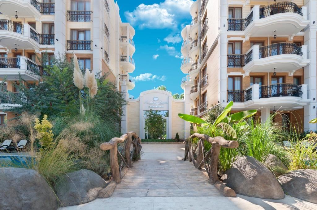 One-Bedroom Apartment with a View of the Park and Swimming Pool in a Prestigious Complex in Sunny Beach