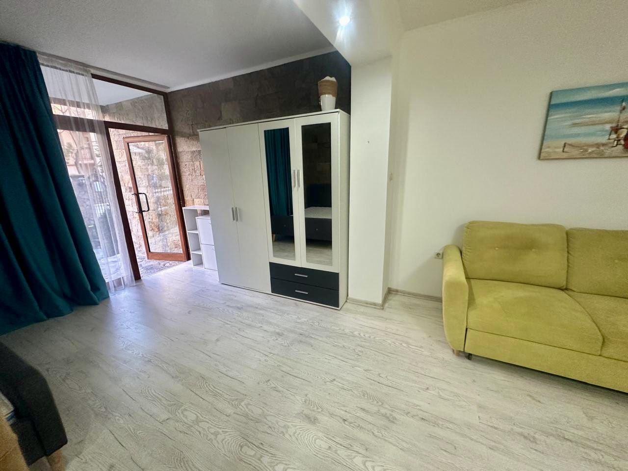 Spacious ground-floor studio with terrace and potential for a one-bedroom apartment – only 300 m from the sea