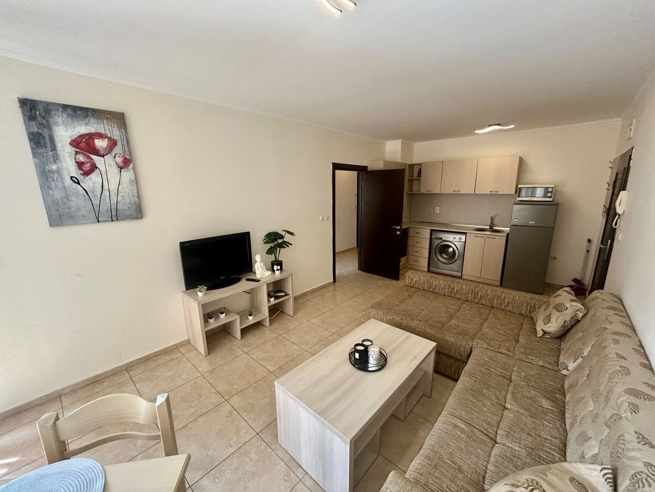 Spacious three-room apartment with pool view and excellent amenities in Nessebar