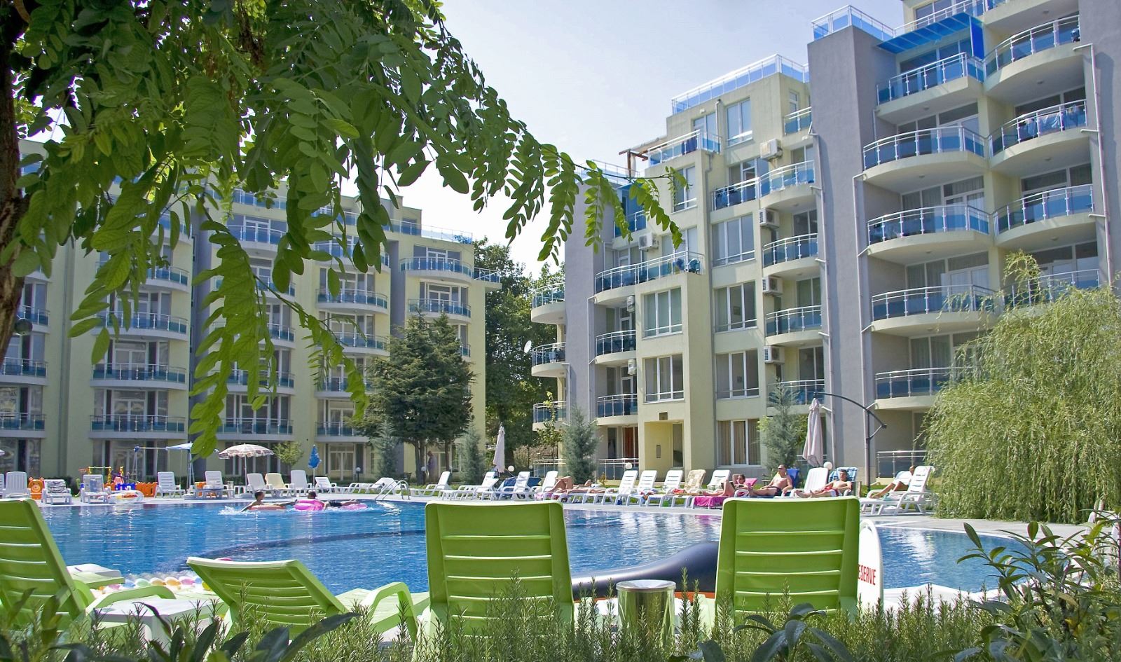 Sunny and spacious studio with sea view in Ravda – 100 m from the beach, in a well-maintained complex with a pool and greenery