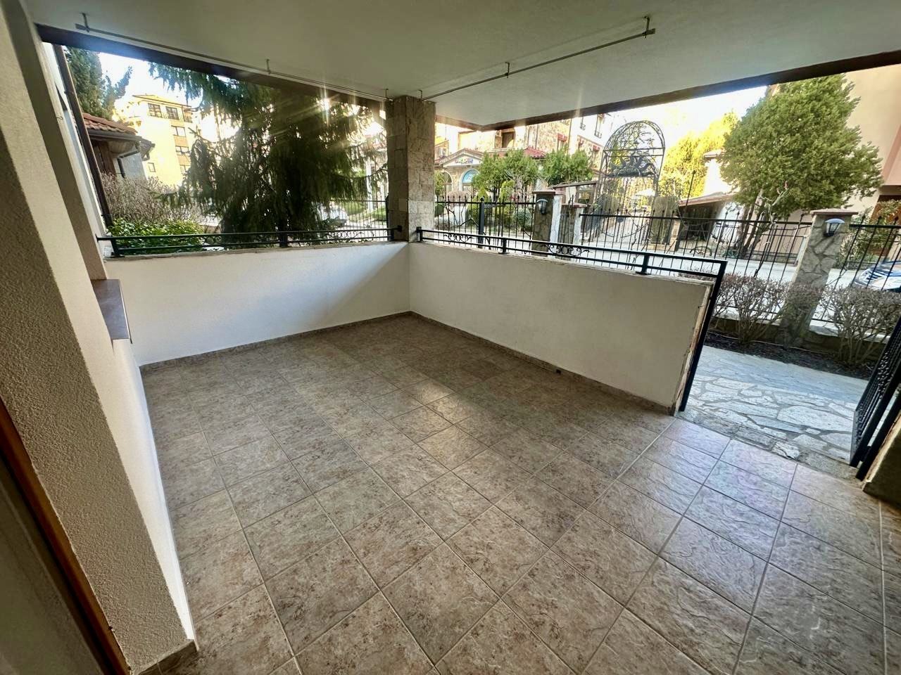 Spacious ground-floor studio with large terrace and potential for a one-bedroom apartment – security and comfort in Nessebar