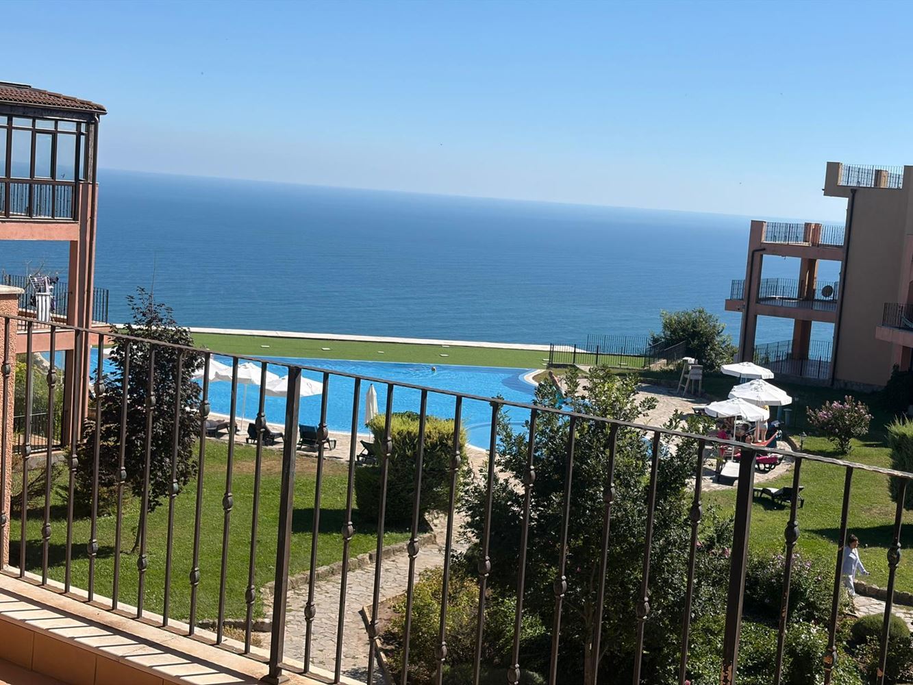 First-line apartment in Elenite – major renovation, residential electricity and direct beach access