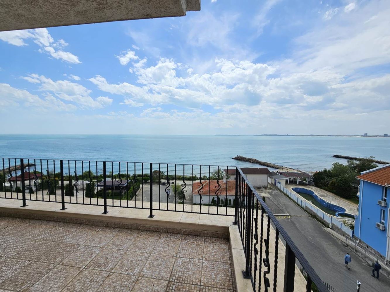 Sveti Vlas – three-bedroom apartment with direct panoramic sea view in a first-line complex