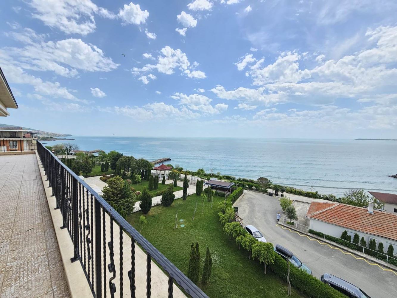 Sveti Vlas – three-bedroom apartment with direct panoramic sea view in a first-line complex